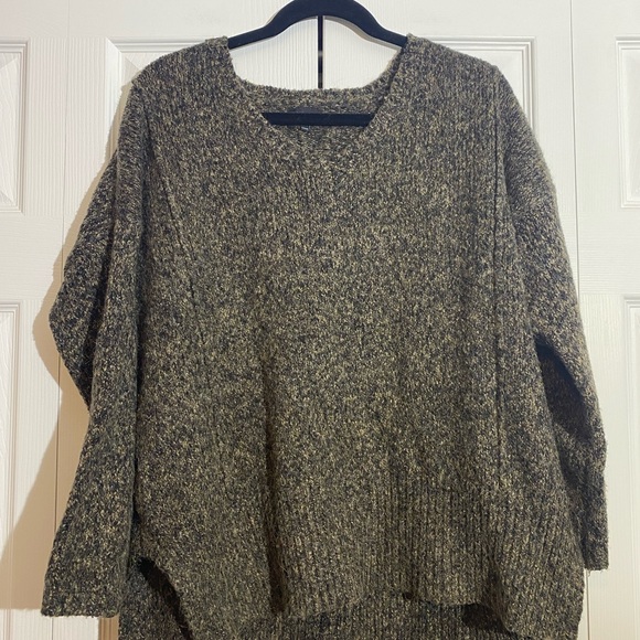 Cozy Heathered Women's Crew Neck Sweater - Picture 1 of 2
